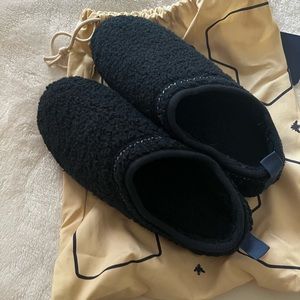 Men’s size 10 Sunday Slippers, new never worn w/tags and shoe bag.